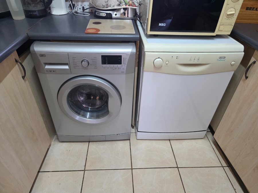 2 Bedroom Property for Sale in Langenhovenpark Free State